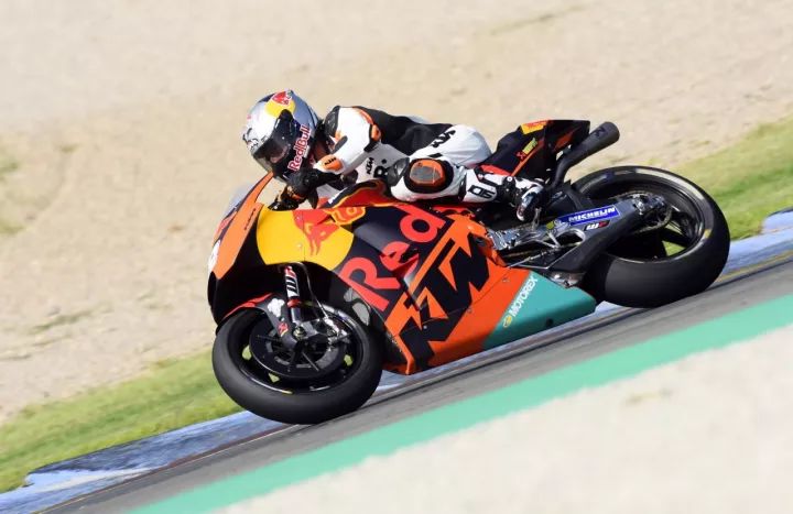 越野世界冠军也跑 MotoGP?凯罗尼试驾 KTM R