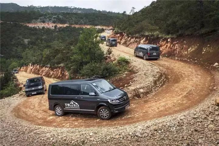 谁说MPV玩不了越野?5万车比50万能豁,还是四