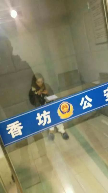 路虎女司机开车撞辅警:我骂死你反过来你还得