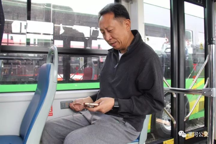 可扫码支付、可手机充电. 漯河新添200台纯电