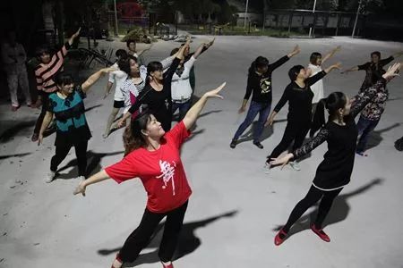 跳广场舞的大妈们有什么烦恼 hN82-fynshiq8426261.jpg