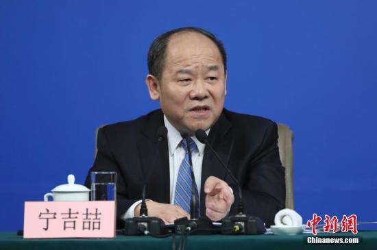 3月6日,十二届全国人大五次会议举行记者会,邀请国家发展和改革委员会主任何立峰、副主任张勇、副主任宁吉喆就“经济社会发展与宏观调控”的相关问题回答中外记者的提问。图为宁吉喆回答记者提问。<a target='_blank' href='http://www.chinanews.com/'>中新社</a>记者 盛佳鹏 摄