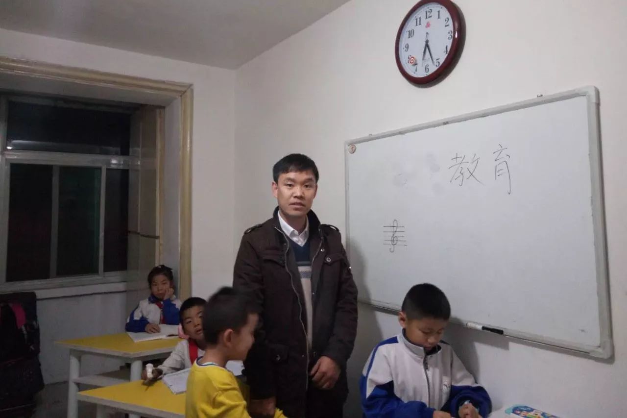 结束8年的教师生涯开起了滴滴 如今他每周日免