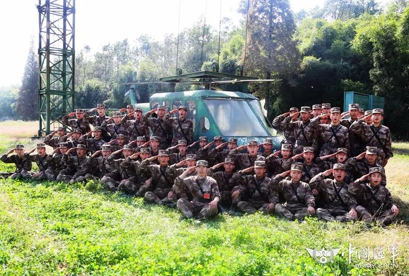 训练间隙,陆军某综合训练基地的"新同志"们在训练场向空军敬礼表达