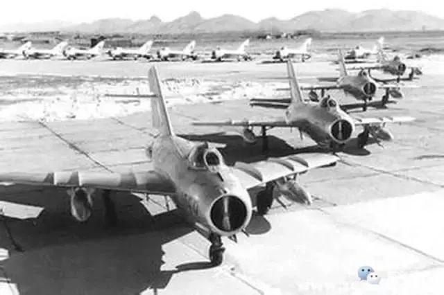 1956年9月8日 沈阳飞机厂试制成功 中国第一架喷气式歼击机歼-5, 并