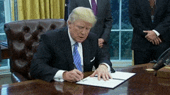 　▲资料图片：2017年1月23日，美国总统特朗普签署行政命令，正式宣布美国退出TPP。