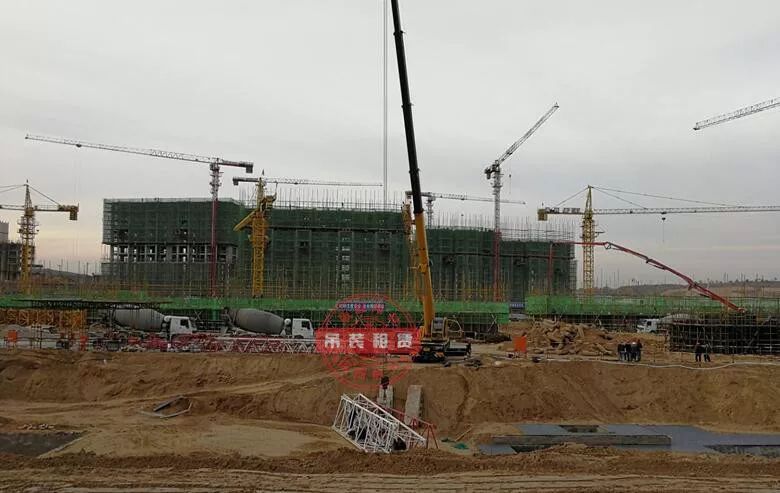 够冷血.塔吊倒塌砸中多名工人 工地却仍在施工