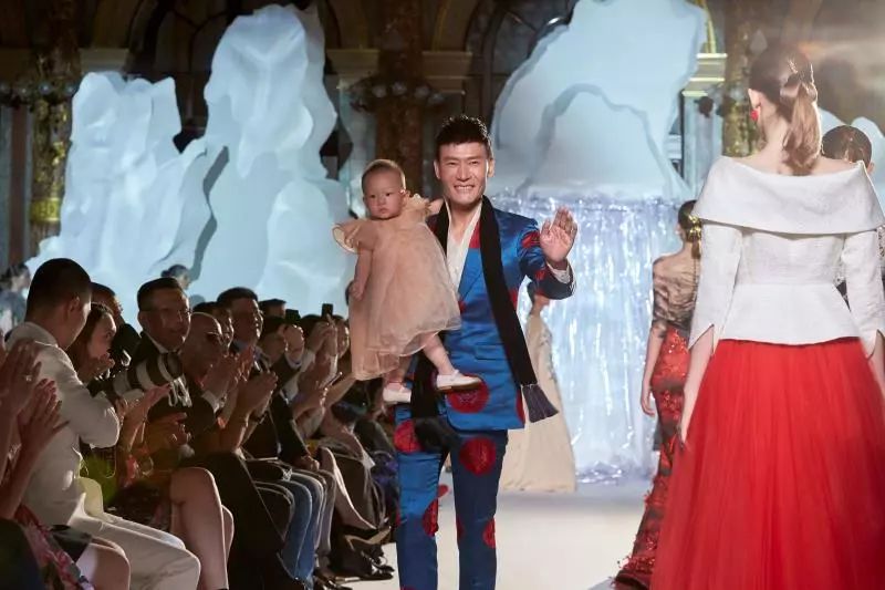  2017年7月4日，劳伦斯·许在2017秋冬巴黎高级时装周《山里江南》大秀后谢幕。