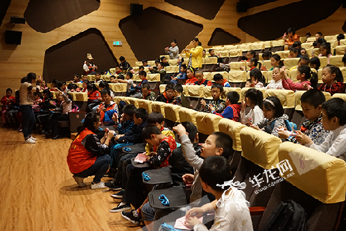 探寻恐龙复活之谜 东水门小学科普研学之旅走