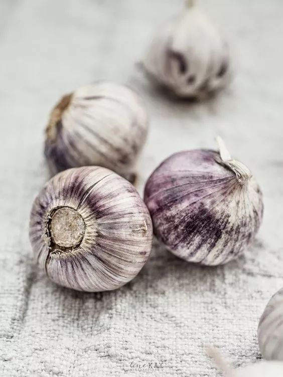 别只拿大蒜当调料了!它的用处原来这么多,看完