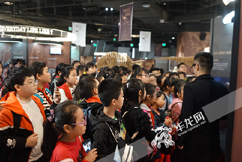 探寻恐龙复活之谜 东水门小学科普研学之旅走