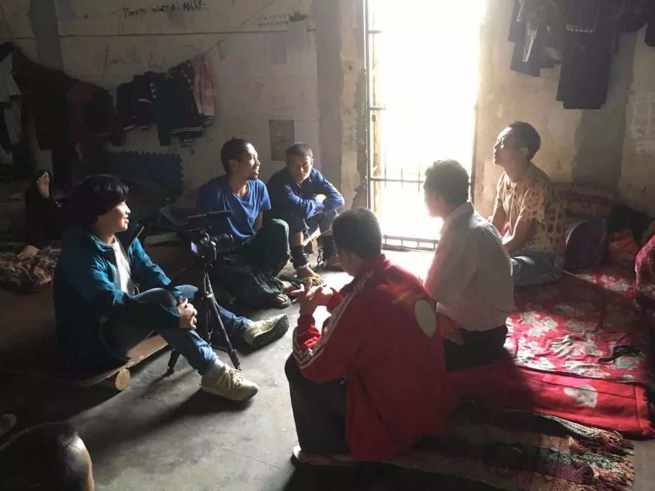 赵明(左一)在当地戒毒所,采访几个以贩养吸的毒贩。