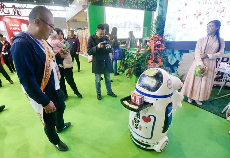 科技|刷脸买东西,机器人揽客,一瓶矿泉水也能洗