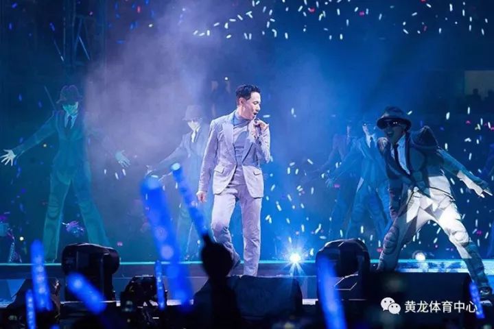 昨晚张学友演唱会上演惊险一幕,宁波女歌迷瘫