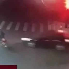 电动车闯红灯，轿车司机避让不及撞信号灯死亡