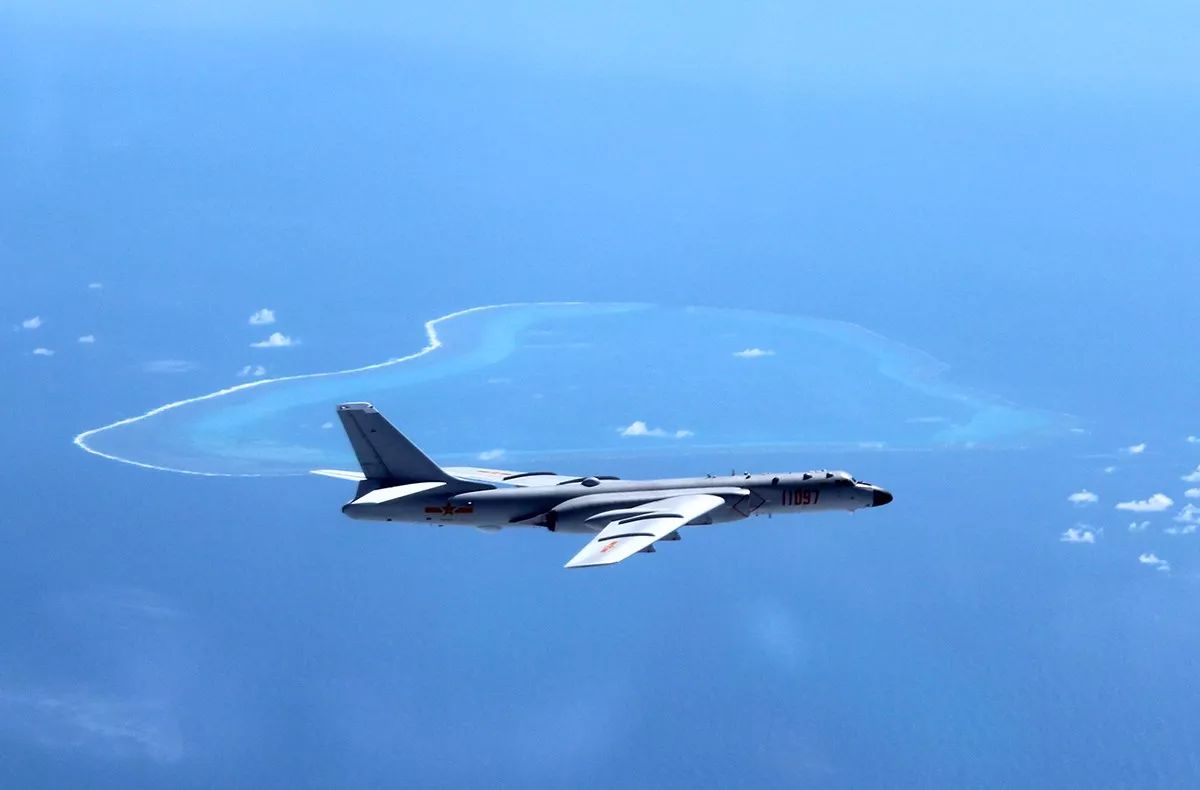 △空军轰-6K在黄岩岛等岛礁附近空域巡航