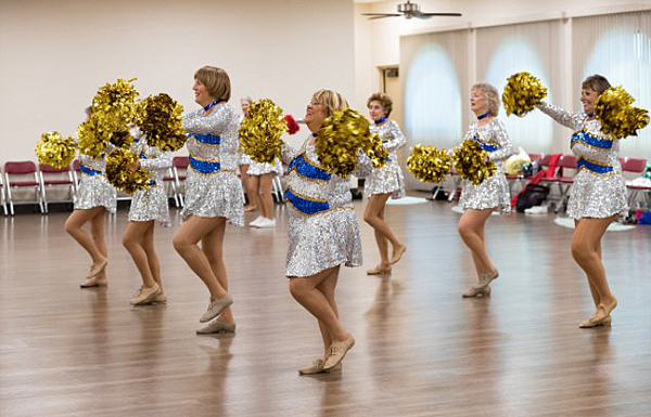 不服老!美老年拉拉队成员平均年龄超70仍活力