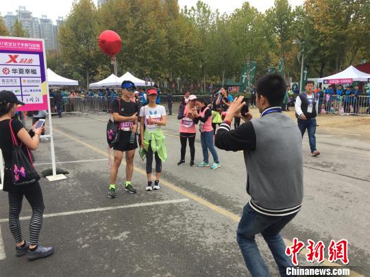 2017武汉女子半程马拉松:5000名跑者以跑会