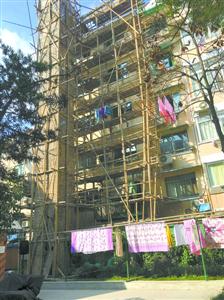 正在修缮的30岁“啃老”房呈“L”型,靠在50多岁老房子上