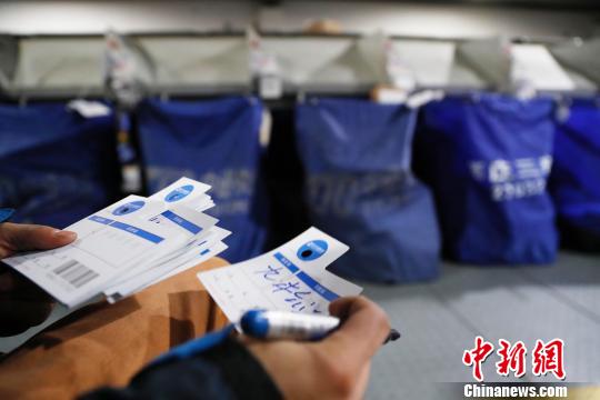 物流企业24小时运转 确保物品第一时间送达|中