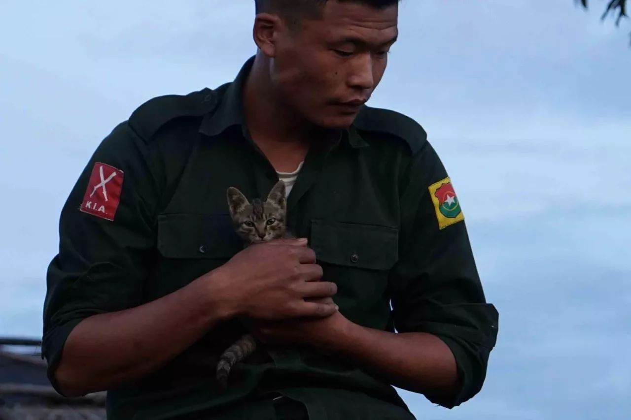 90后战地摄影师:在缅甸前线,战争离我那么近