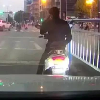 男子骑电动车挡道 三男子下车连环暴击