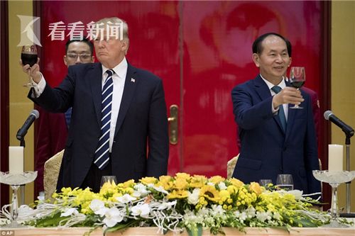 bb53e2d74648e5dc059a92419505134d.jpg 特朗普访越晚宴上疲态尽显:眼睛闭上又睁开(视频)