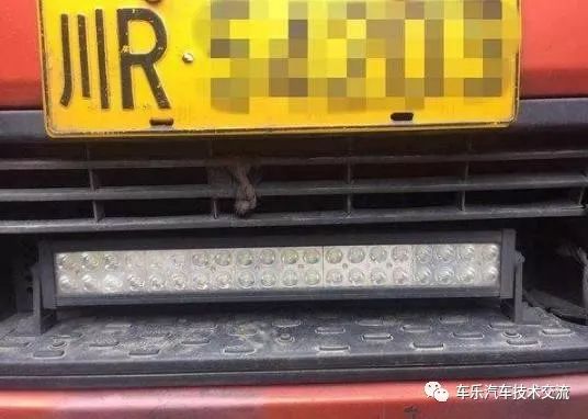 汽車上裝LED燈駕照被扣12分?大家覺得是活該還是被冤枉呢?