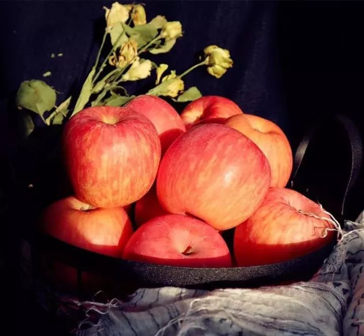 这颗海拔1200米高山的纯天然苹果,秒杀新疆冰