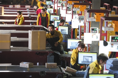 昨日，位于通州区的韵达北京分拨中心进入忙碌状态，工作人员正在分拣线上作业。新京报记者 侯少卿 摄