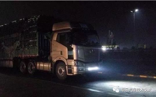 汽車上裝LED燈駕照被扣12分?大家覺得是活該還是被冤枉呢?