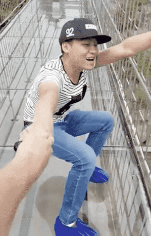 咔嚓一响!景区玻璃栈道突然炸裂,导游当场被吓瘫!