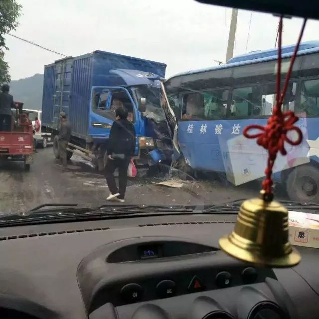 脸都撞碎了!桂林突发惨烈车祸,现场一片狼藉……