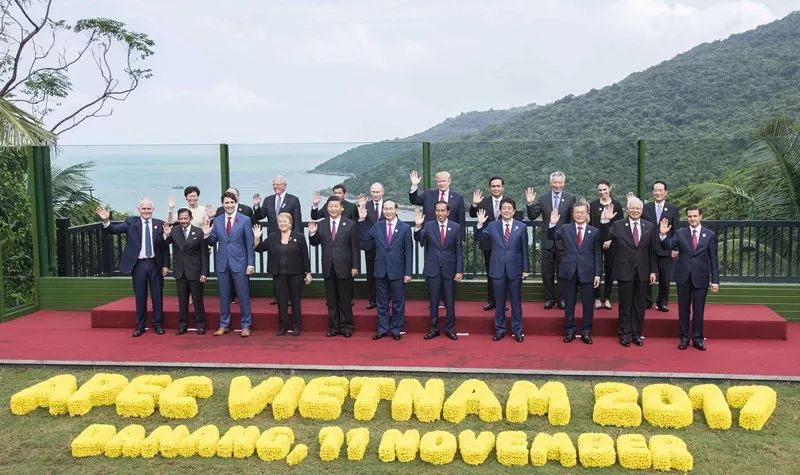 这是会议期间,国家主席习近平同其他亚太经合组织成员经济体领导人、代表合影。新华社记者 李涛 摄