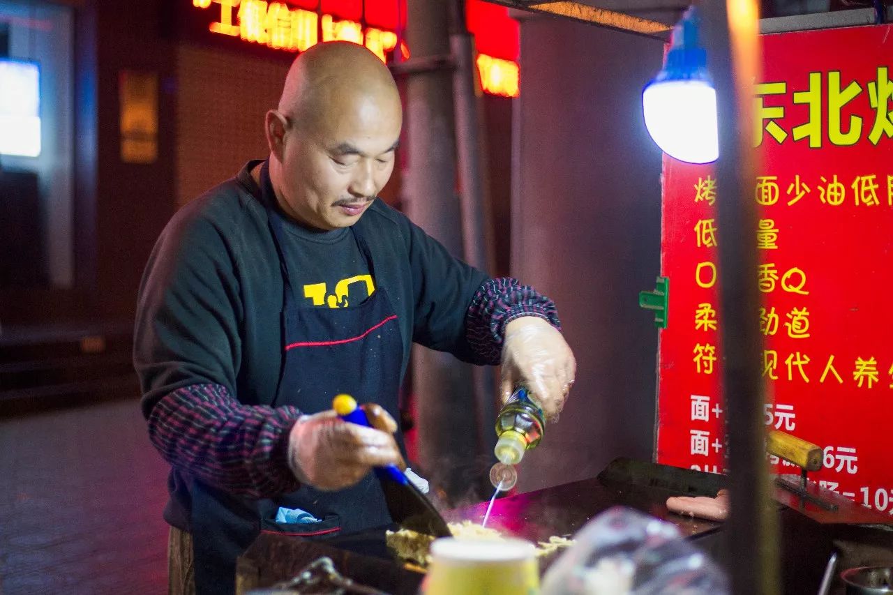 在一排路边摊之间,一眼就看到了那个光溜溜的脑袋.