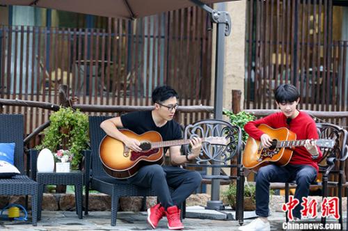 《青春旅社》A栋首遇满房危机 王源赵英俊四