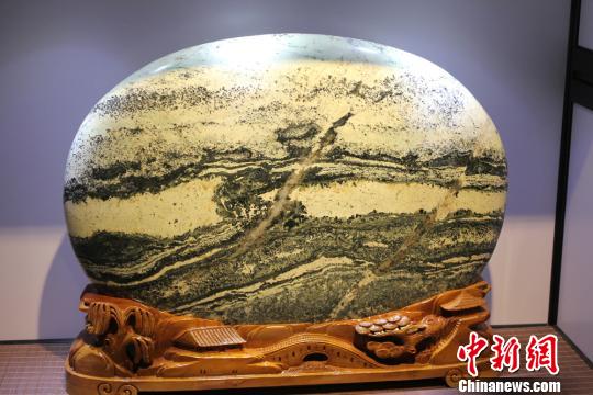 图为黄河石《老兰州》展现兰州黄河两岸旧景。 徐雪 摄