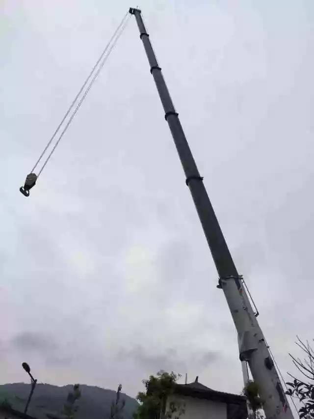 220吨吊车60吨配重作业,踩高跷啊!