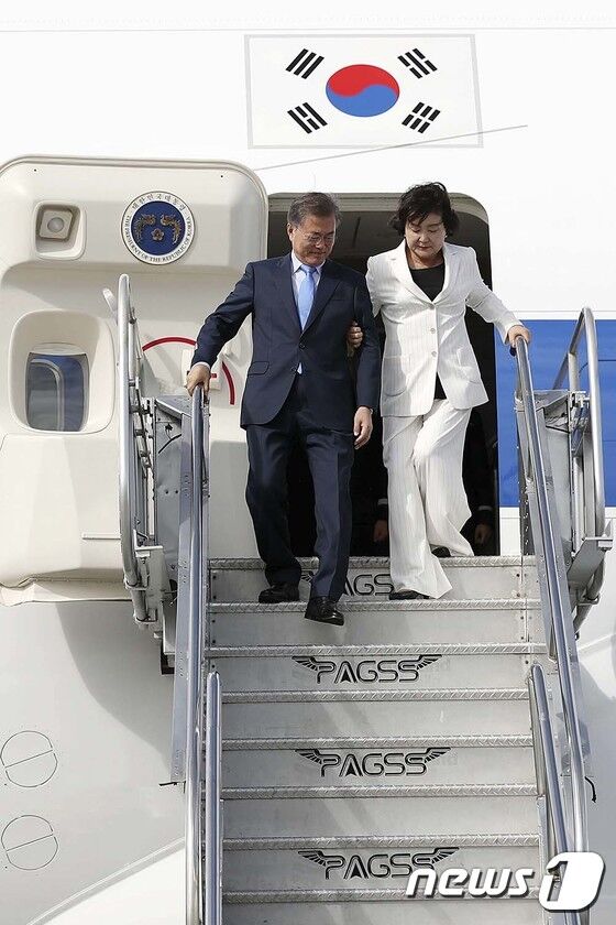 韩总统文在寅偕夫人抵达菲律宾出席东盟峰会 