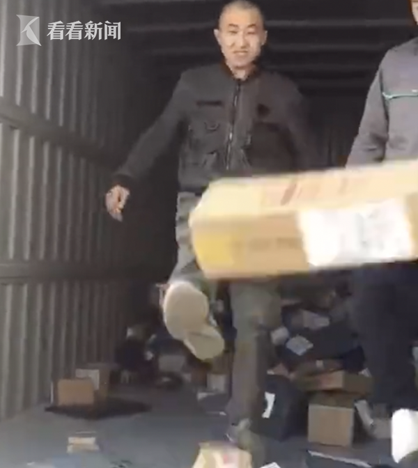 视频|不满双11提早上班 快递员暴力飞踢包裹激