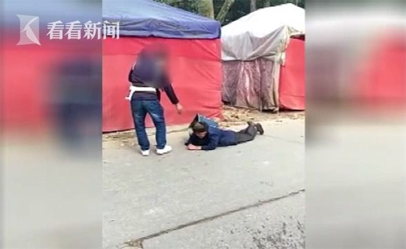 丈夫准备扶老人让妻子录像作证 却被一群学生感动