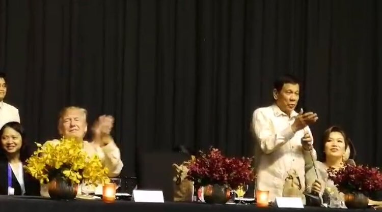 图为杜特尔特在演唱,特朗普则面带笑容在静静“聆听”。