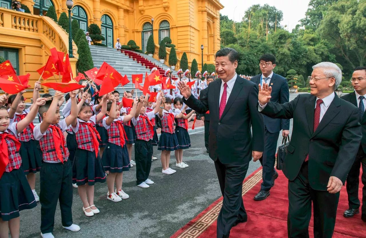 11月12日，中共中央总书记、国家主席习近平在河内越共中央驻地同越共中央总书记阮富仲举行会谈。这是会谈前，阮富仲在主席府广场为习近平举行盛大欢迎仪式。新华社记者李涛摄