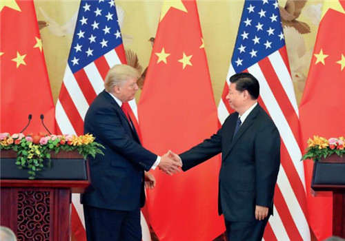　11月9日，中国国家主席习近平与美国总统特朗普在北京人民大会堂握手致意。