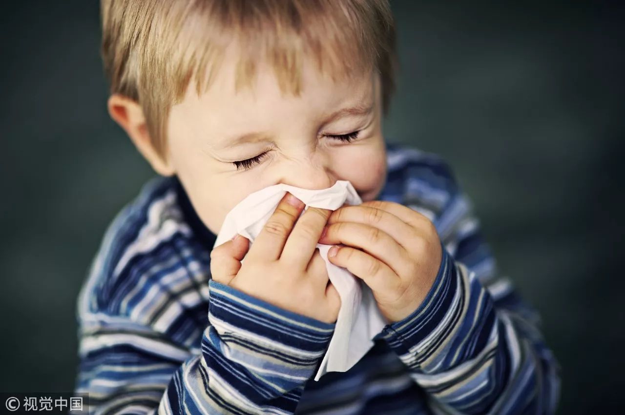 儿童流鼻涕。一个小孩用手帕擤鼻子照片摄影图片_ID:377941941-Veer图库