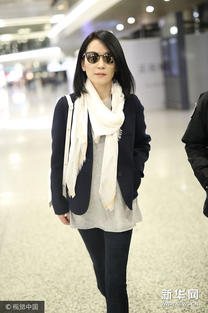 俞飞鸿黑超遮面低调现身 莞尔一笑融化人心|俞飞鸿_新浪娱乐_新浪网