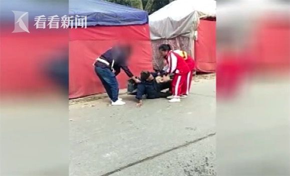 柏女士说,直到确认老人没问题后,这三名学生才离开。看着孩子们离去的背影,柏女士的心里感慨万千。