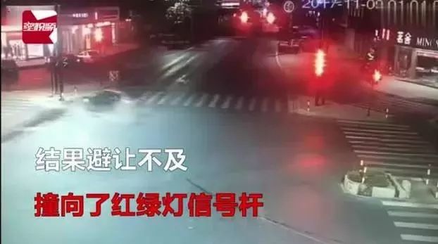 电动车闯红灯，轿车司机避让不及撞信号灯死亡