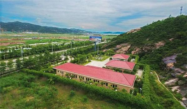 控制中心紧邻道路布置，确保与综合管廊连接紧密