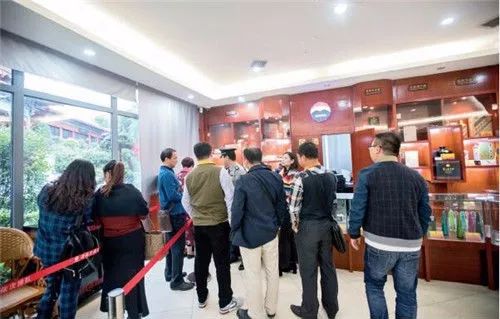 在茅台镇中国酒文化城的游客服务中心内,经常可以看到排队购买名酒的游客。视觉中国